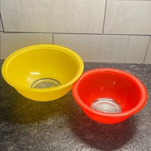 Pyrex set of 2 Yellow and Red Mixing Bowls. Excellent condition